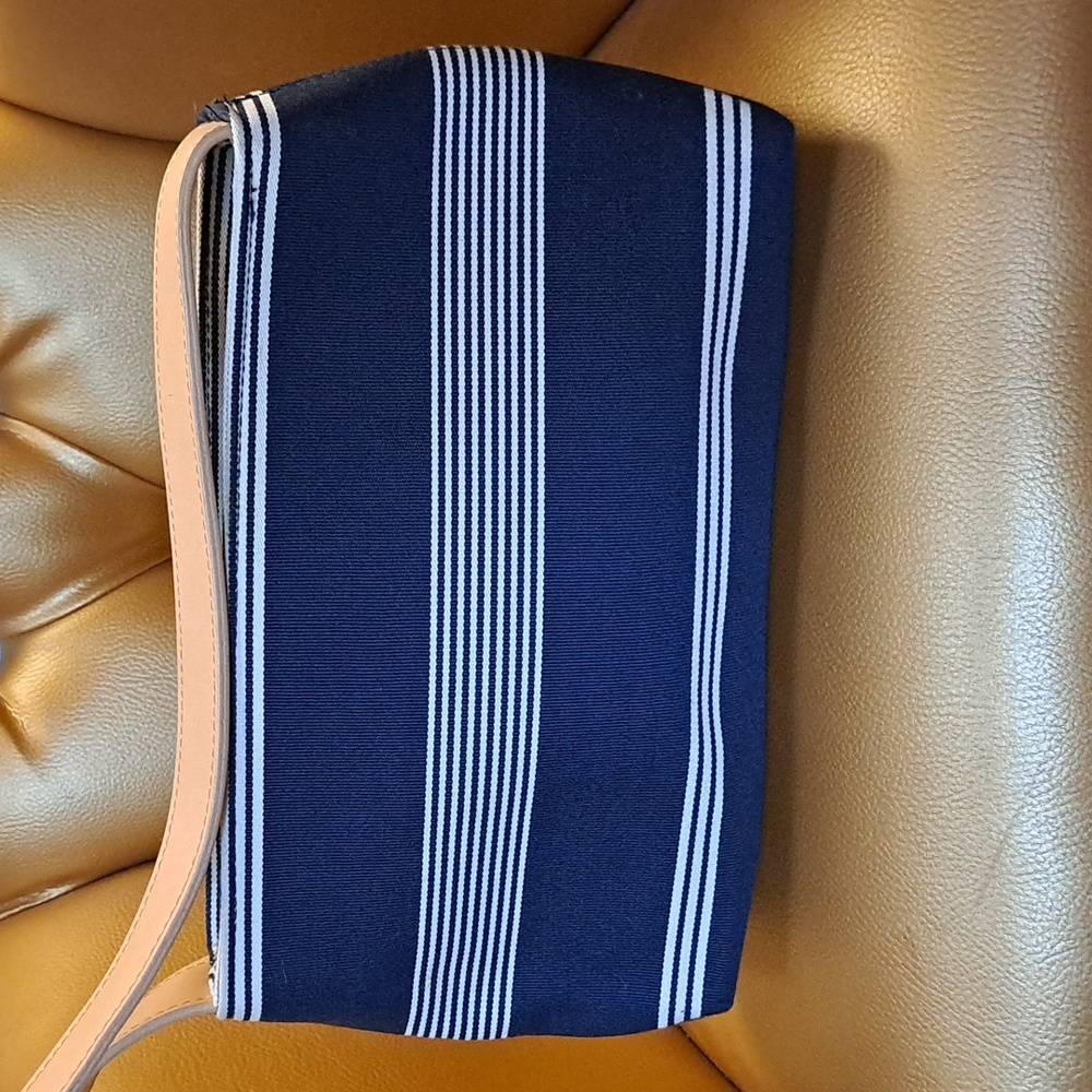 Kenneth Cole Reaction Navy and White Striped Crossbody Bag, Leather Strap. - Picture 5 of 12